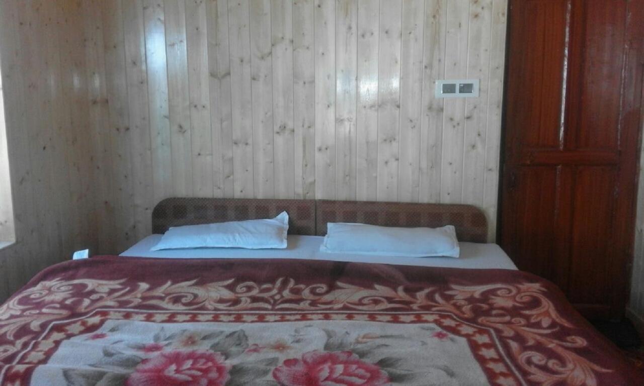 Hayat Hotel Pahalgām Exterior foto